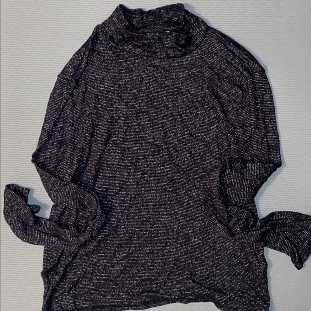 Turtle neck log. Sleeve